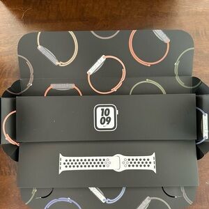 Nike Apple Watch SE w/ Sport Band